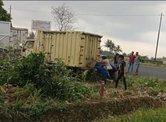 Evakuasi mobil yang tabrak pohon, Rabu (17/7/2024)